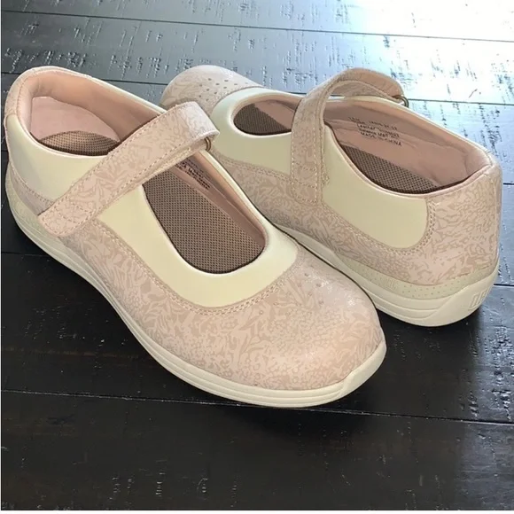 Excellent Preowned Condition Drew Shoes like New. Size 7.5. Very comfortable.